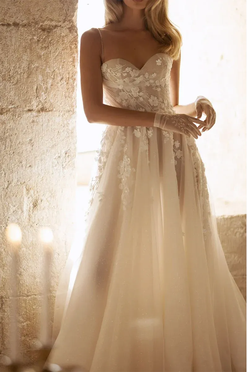 A Line Sweetheart Sticker Countryside Style Wedding Dress Paired with Court Tail Bridal Dress