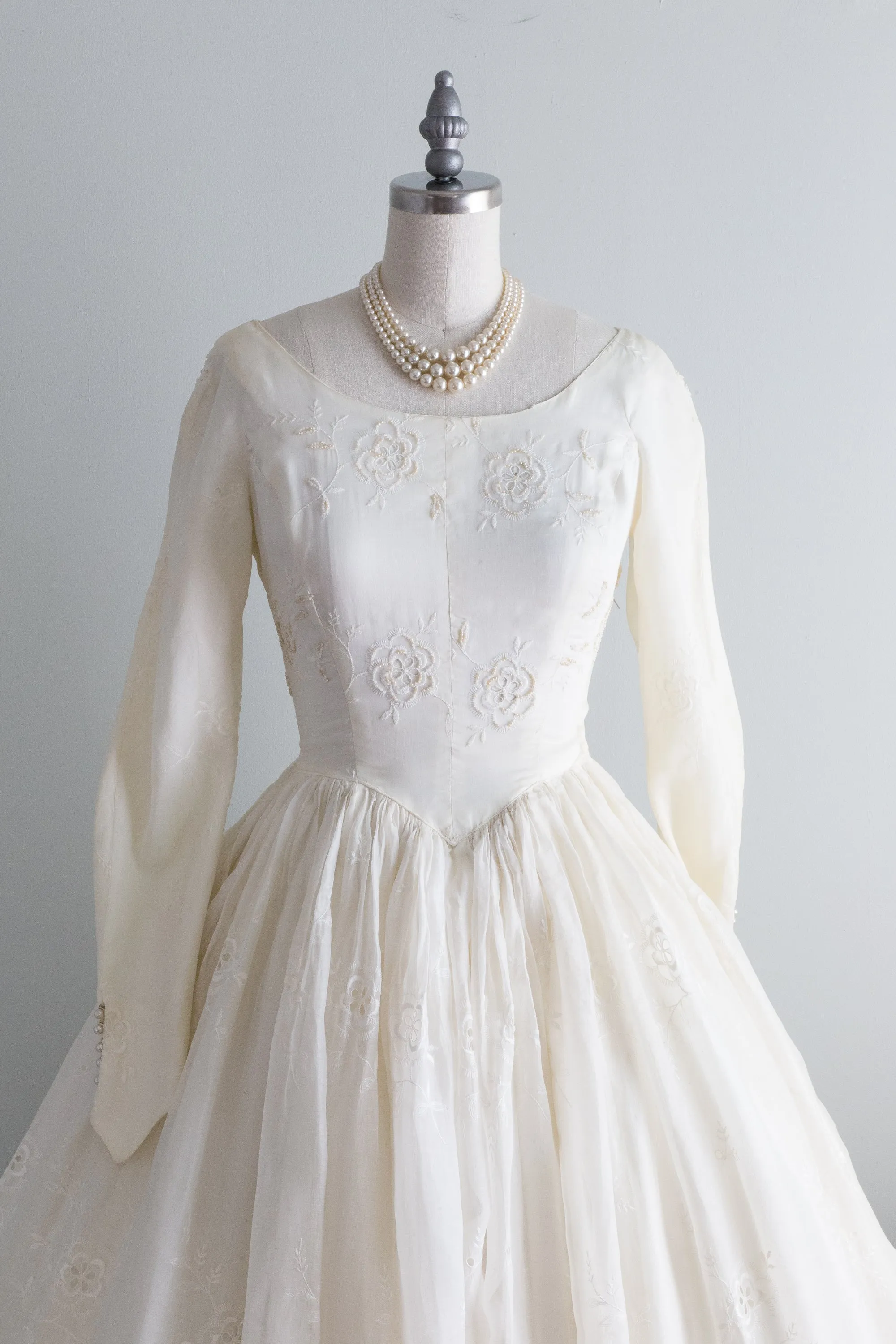 Beautiful 1950's Tea Length Wedding Dress In Cotton Eyelet / Small