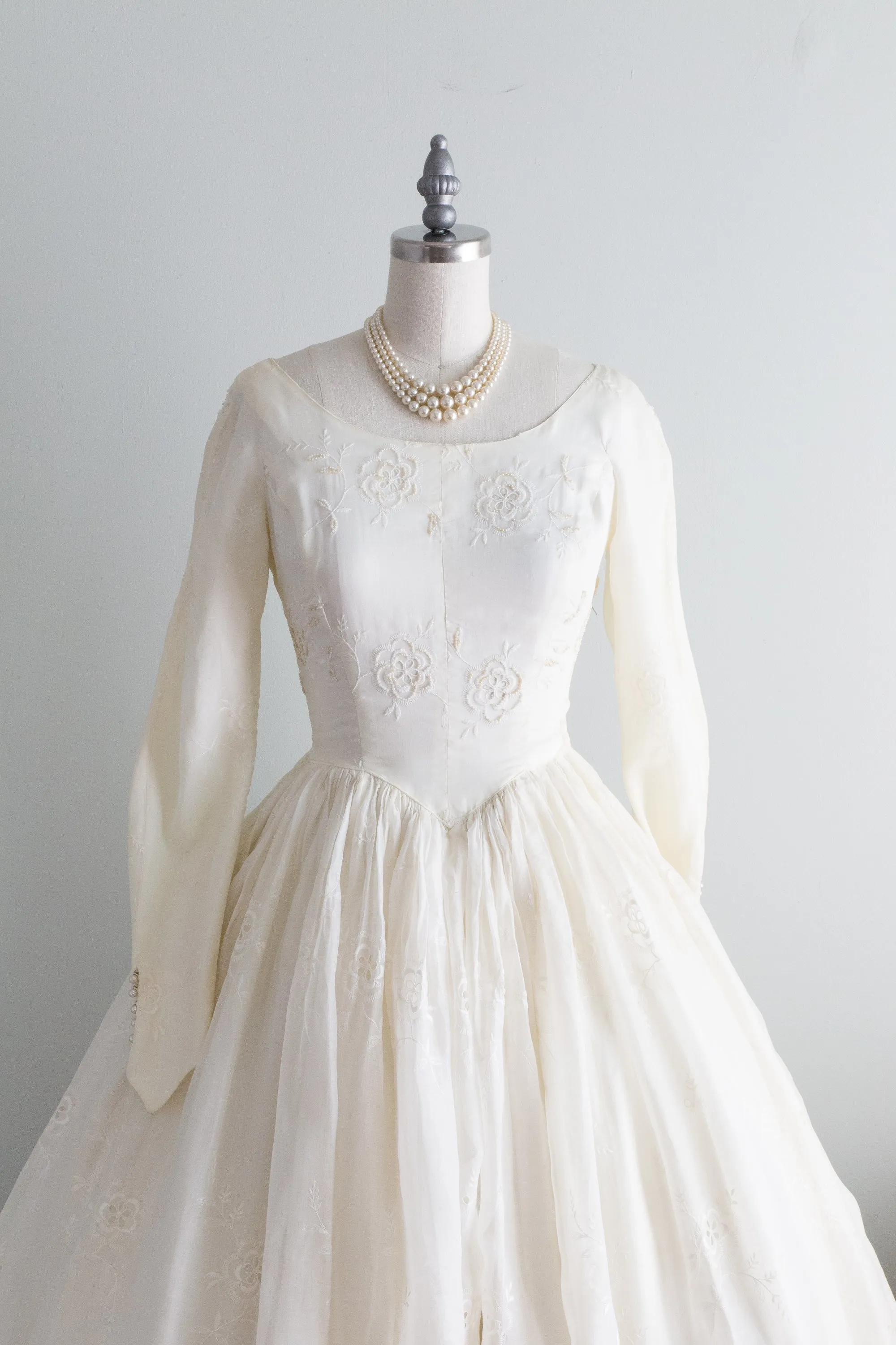 Beautiful 1950's Tea Length Wedding Dress In Cotton Eyelet / Small