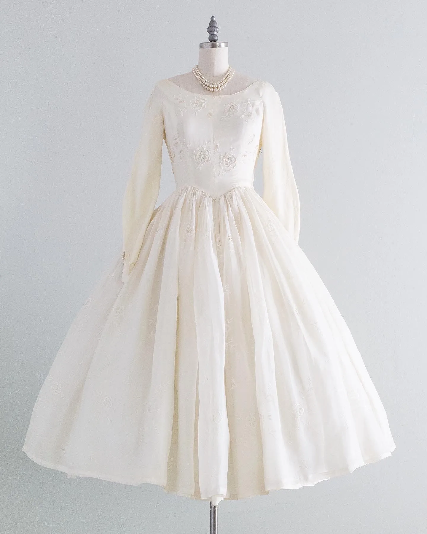 Beautiful 1950's Tea Length Wedding Dress In Cotton Eyelet / Small