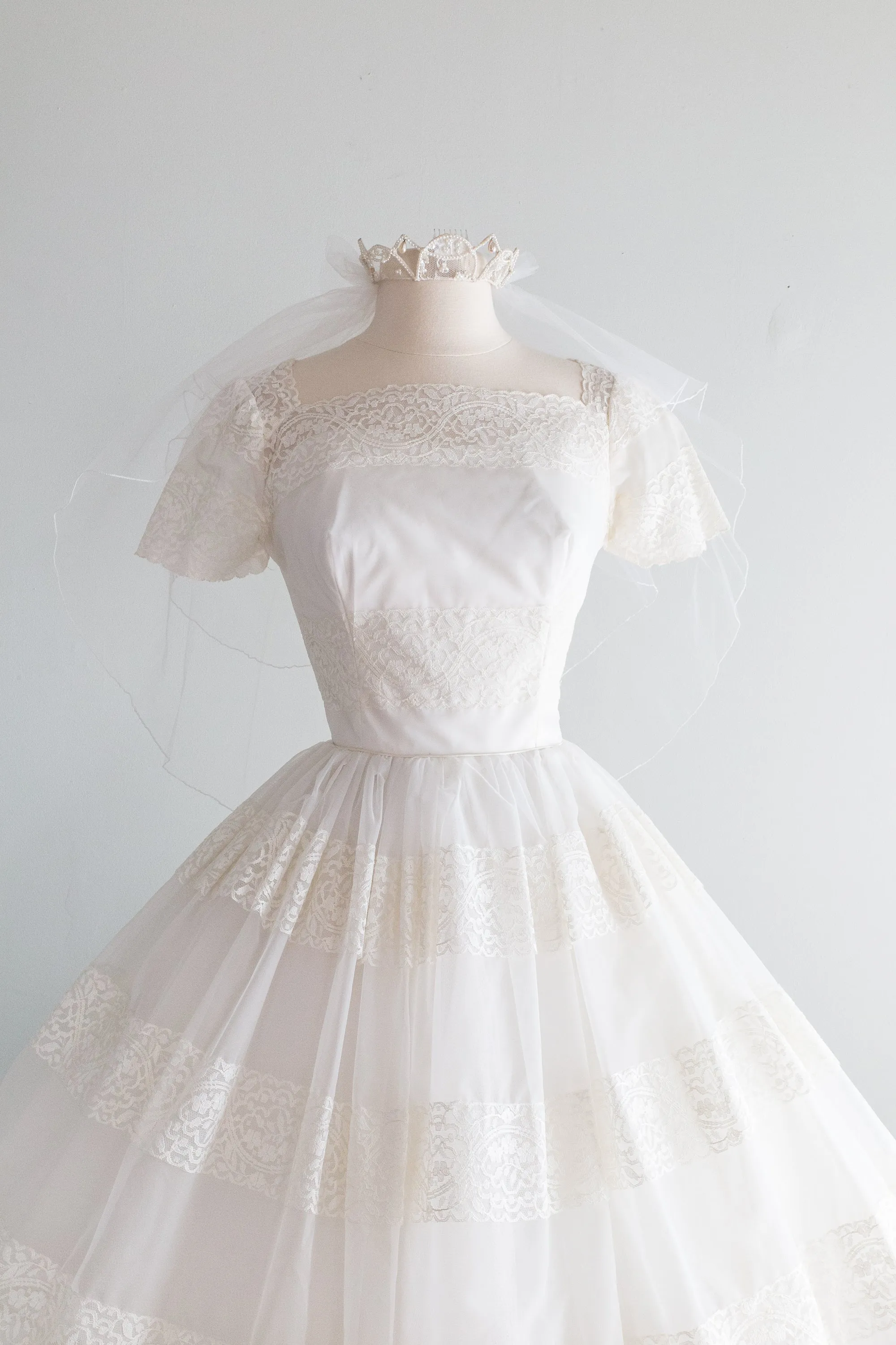 Darling 1950's Tea Length Wedding Dress and Veil / Waist 26"