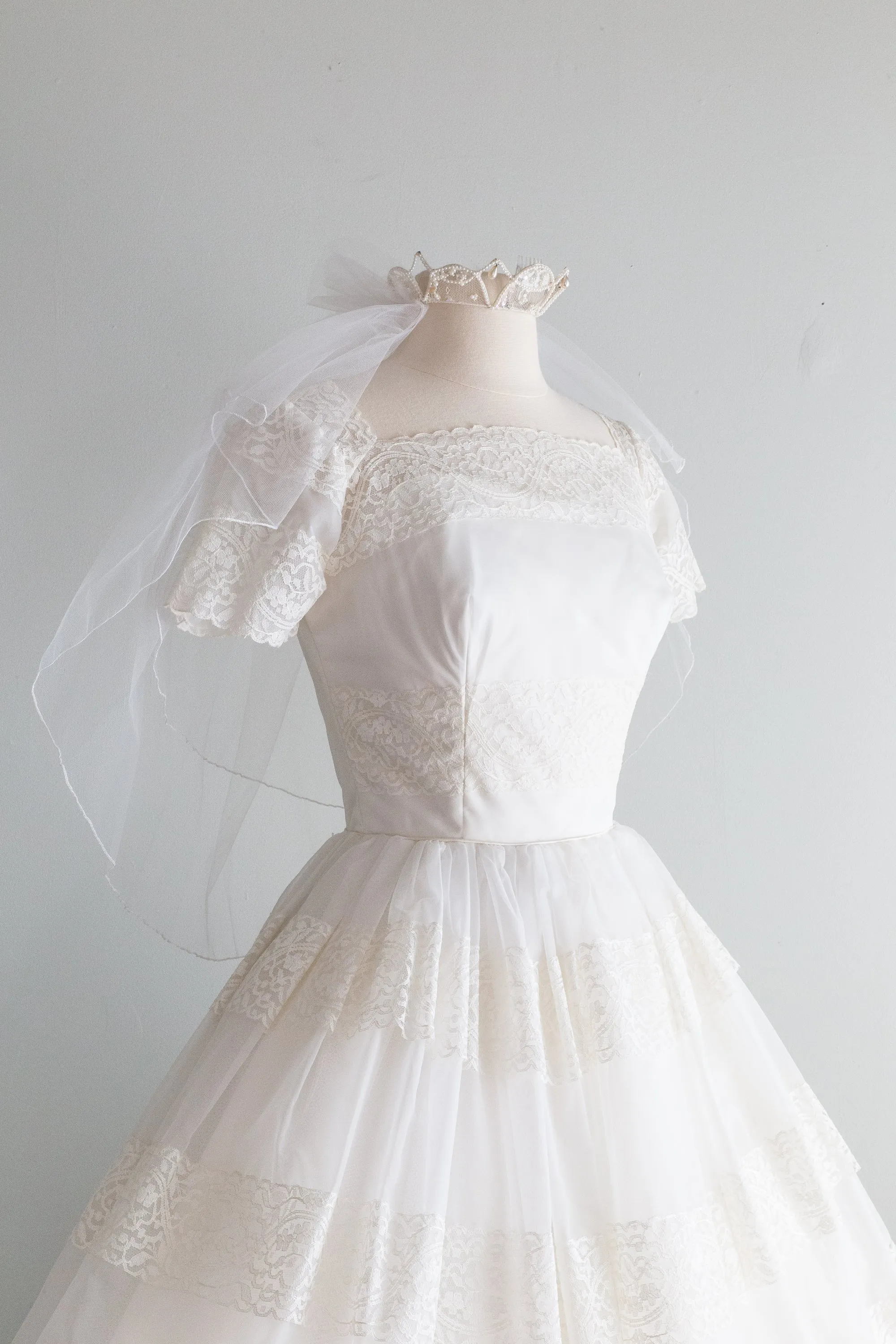 Darling 1950's Tea Length Wedding Dress and Veil / Waist 26"