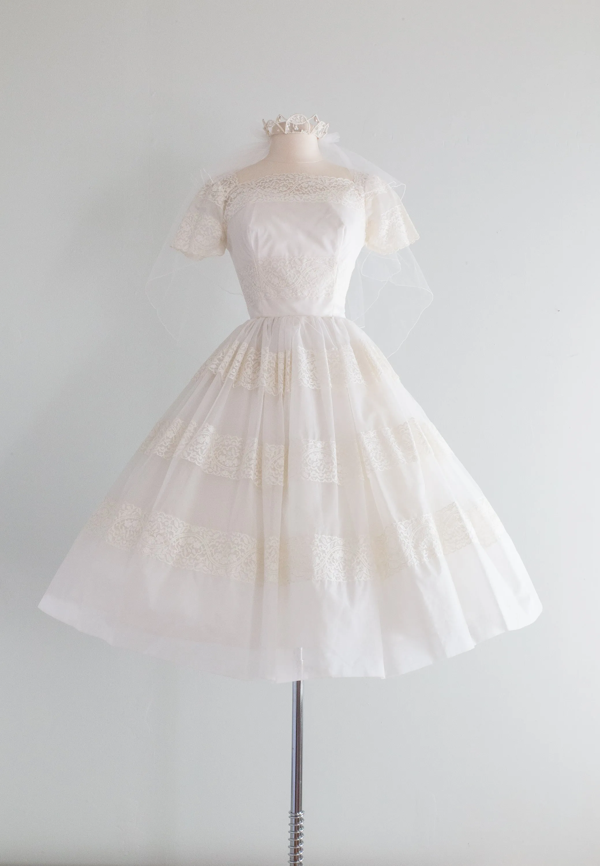 Darling 1950's Tea Length Wedding Dress and Veil / Waist 26"